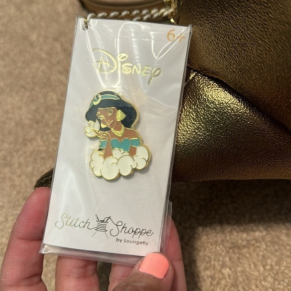 Stitch shoppe by loungefly Disney Aladdin genie lamp cross body bag - Picture 3 of 6